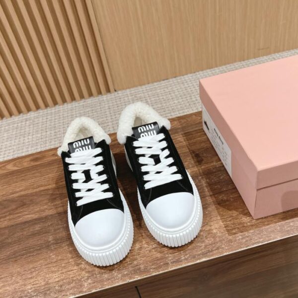 Nuove scarpe biscotto con suola spessa pelosa Miu Miu in pelle scamosciata