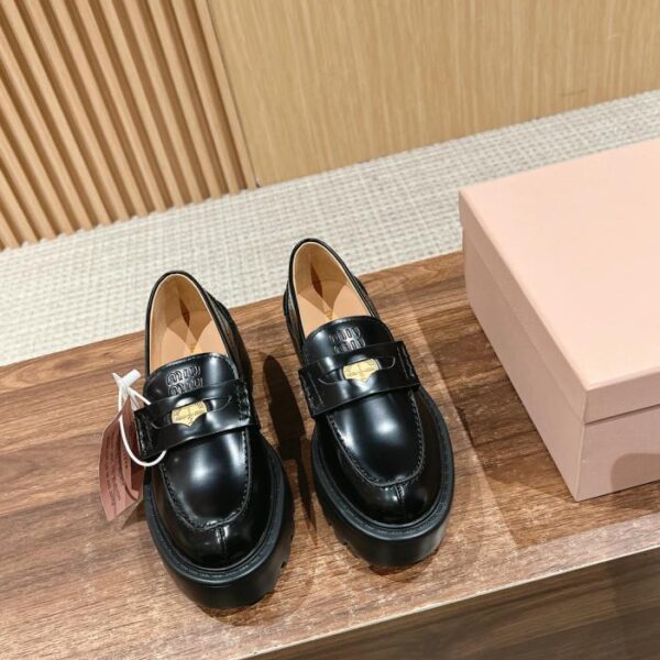 Miu Miu autunno e inverno mocassini con monete d'oro con suola spessa nuovo prodotto