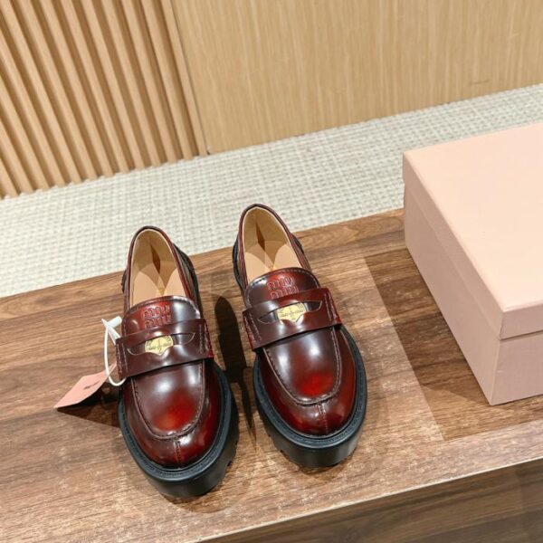 Miu Miu autunno e inverno mocassini con monete d'oro con suola spessa nuovo prodotto