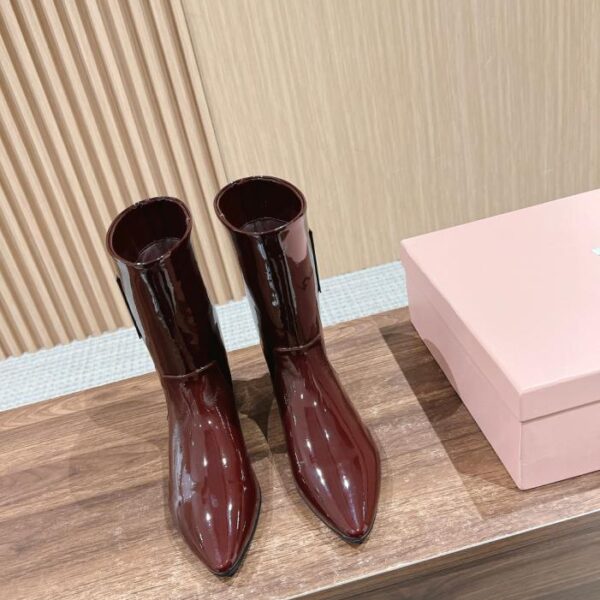 Stivaletti Chelsea a punta autunno e inverno di Miu Miu
