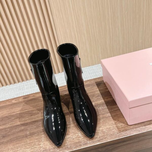 Stivaletti Chelsea a punta autunno e inverno di Miu Miu