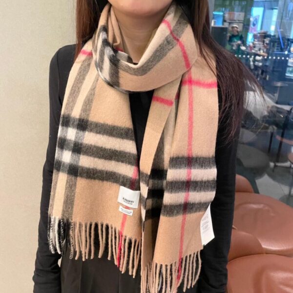 La classica sciarpa scozzese in cashmere di Burberry è l'ultima novità