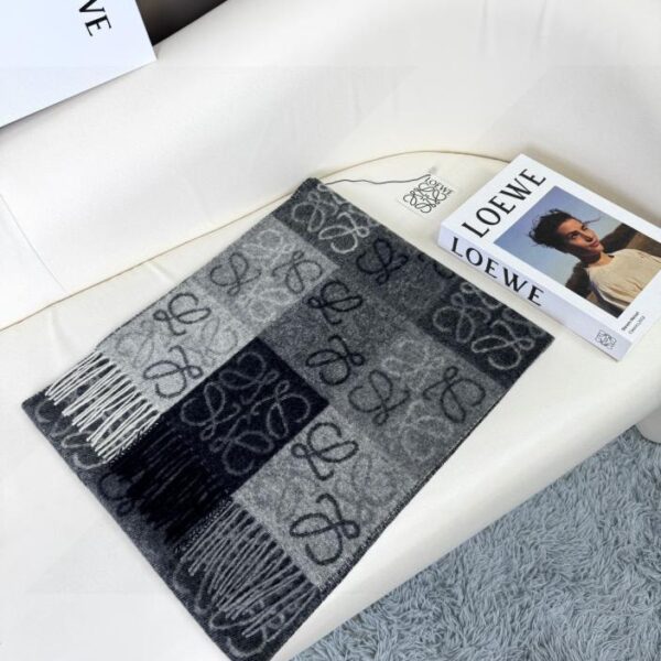 Sciarpa a scacchiera bicolore di Loewe