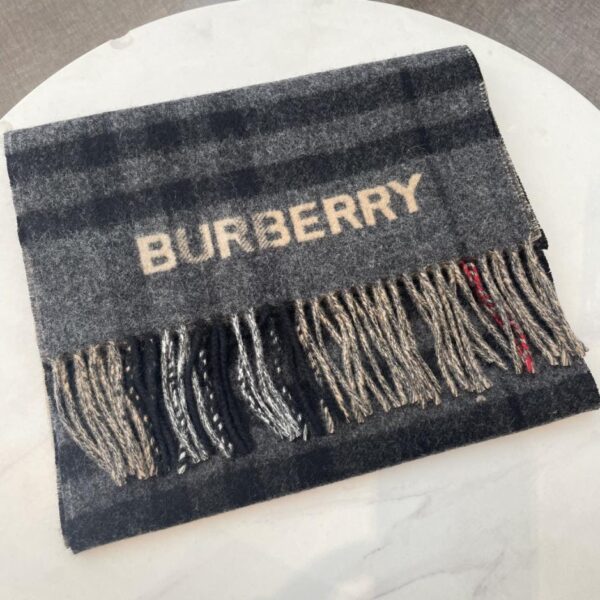 L'ultima sciarpa in cashmere color block di Burberry