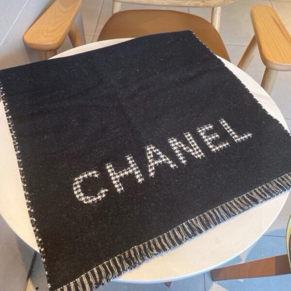 Nuova sciarpa CHANEL in cashmere