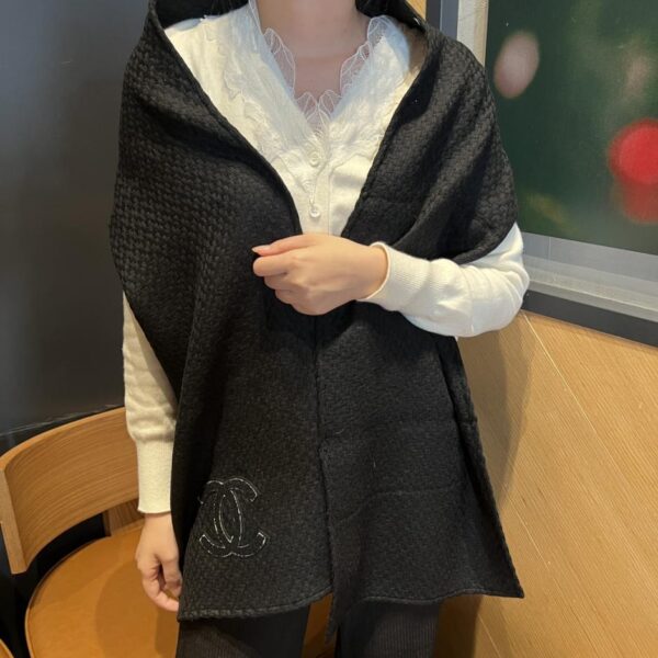Sciarpa lunga ricamata in maglia CHANEL