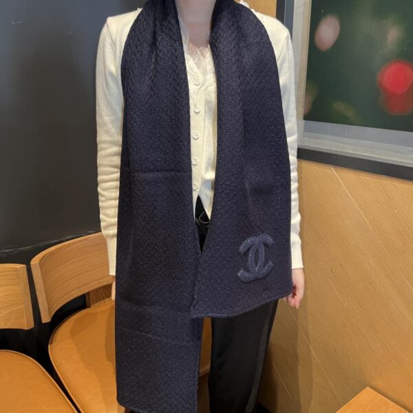 Sciarpa lunga ricamata in maglia CHANEL