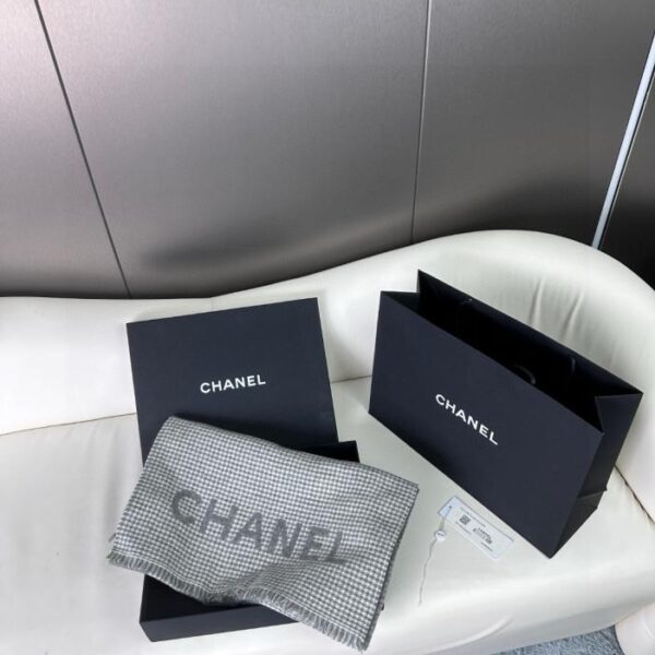 Nuova sciarpa CHANEL in cashmere
