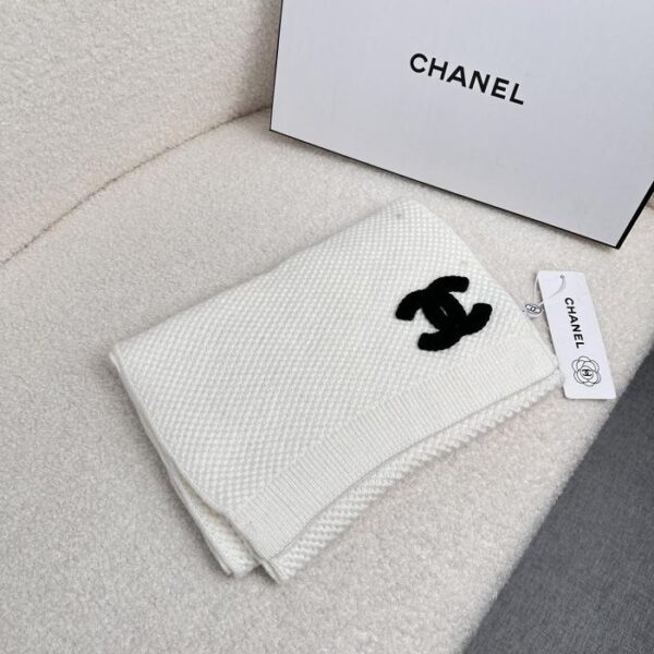 CHANEL contro la nuova sciarpa lunga lavorata a maglia