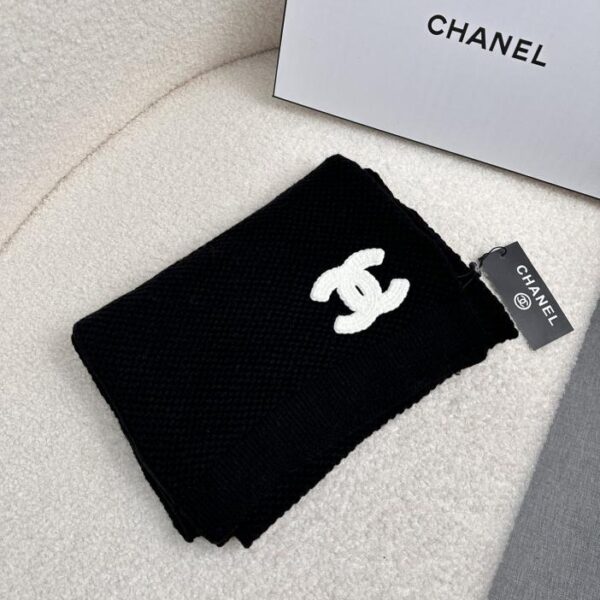 CHANEL contro la nuova sciarpa lunga lavorata a maglia