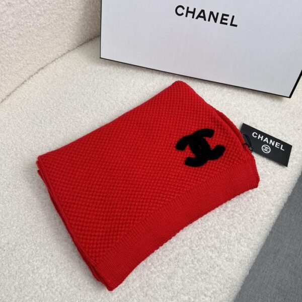 CHANEL contro la nuova sciarpa lunga lavorata a maglia