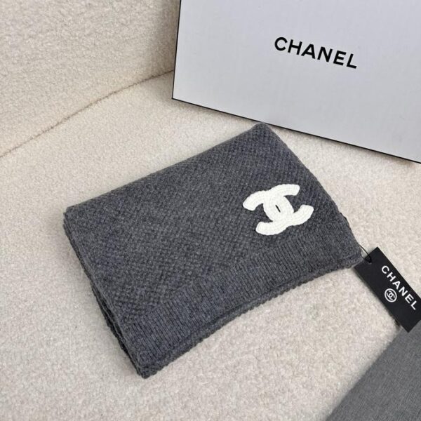CHANEL contro la nuova sciarpa lunga lavorata a maglia