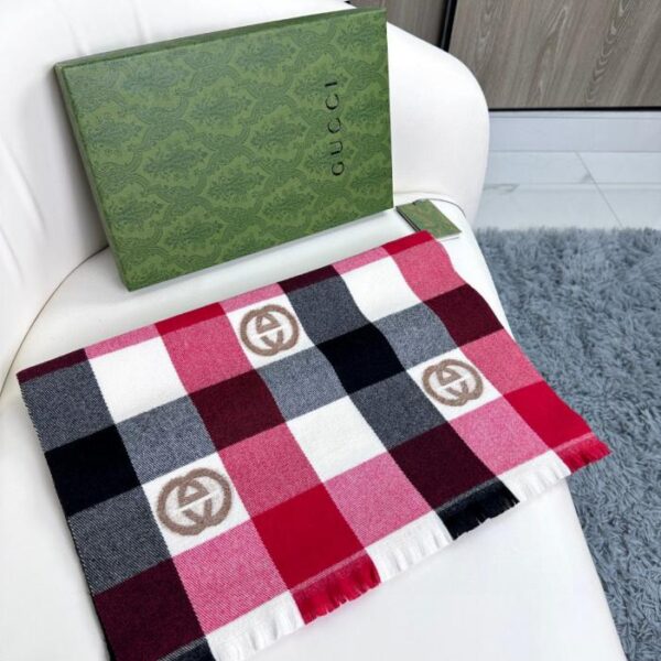 Sciarpa lunga scozzese con firma GG Gucci