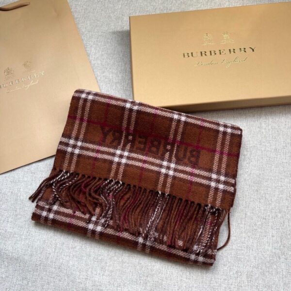 Nuovo plaid double face di Burberry