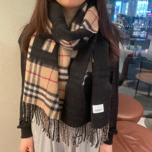 Sciarpa in peluche reversibile in agnello jacquard Burberry