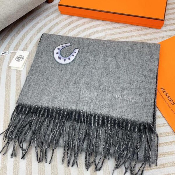 repliche,replica,perfette,siti di,affidabili,migliori siti,dove comprare,1:1,scarpe da ginnastica Sciarpa in cashmere double face HERMES di fascia alta con applicazioni ricamate double face