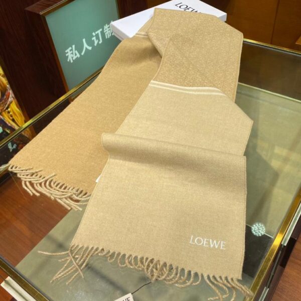Nuova sciarpa Loewe