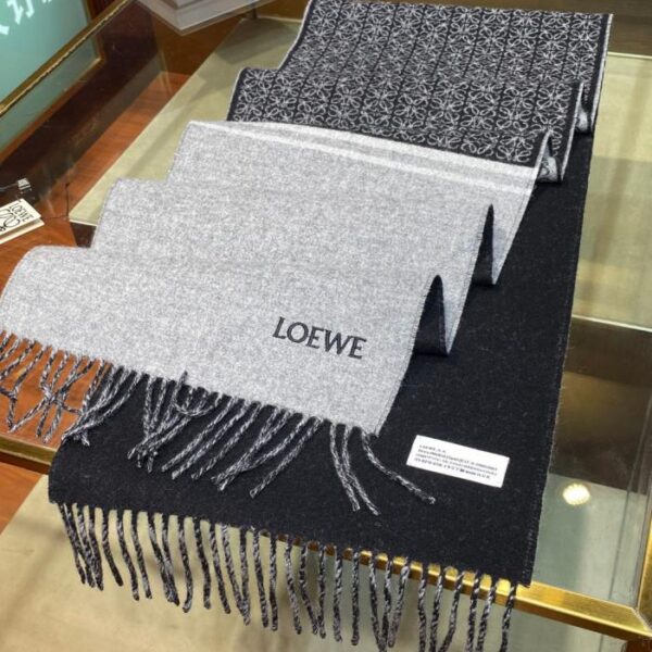 Nuova sciarpa Loewe