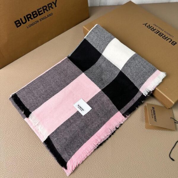 L’ultima sciarpa in cashmere nepalese di Burberry