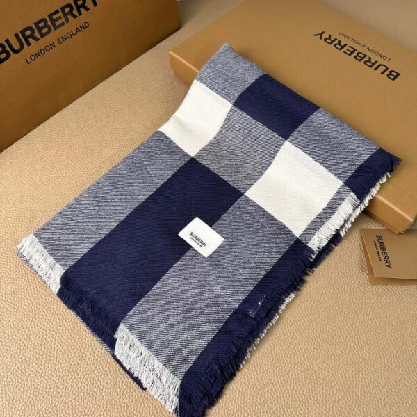 L’ultima sciarpa in cashmere nepalese di Burberry
