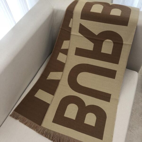 L'ultima sciarpa double face di Burberry con grandi lettere