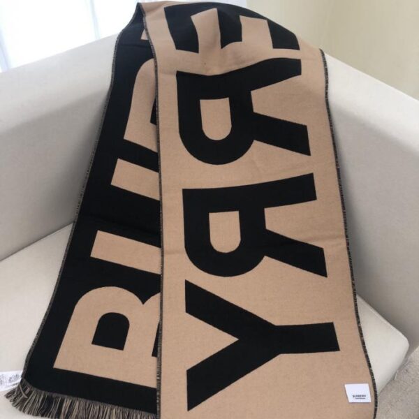L'ultima sciarpa double face di Burberry con grandi lettere
