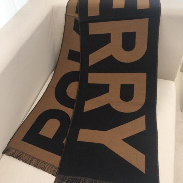 L'ultima sciarpa double face di Burberry con grandi lettere
