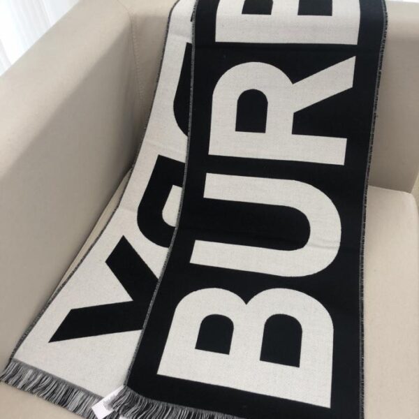 L'ultima sciarpa double face di Burberry con grandi lettere