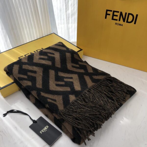 Grandi nappe a livello di agente di acquisto e grande sciarpa in cashmere double-face con logo