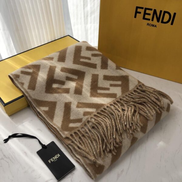 Grandi nappe a livello di agente di acquisto e grande sciarpa in cashmere double-face con logo