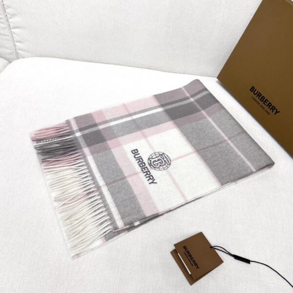 Le nuove sciarpe da uomo e da donna di fascia alta di Burberry