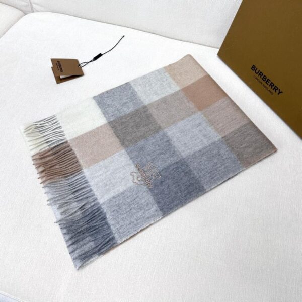 Le nuove sciarpe da uomo e da donna di fascia alta di Burberry
