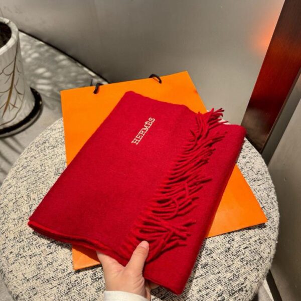 Scialle universale in cashmere double face da uomo e da donna della sfilata di moda di Parigi Hermès 2024
