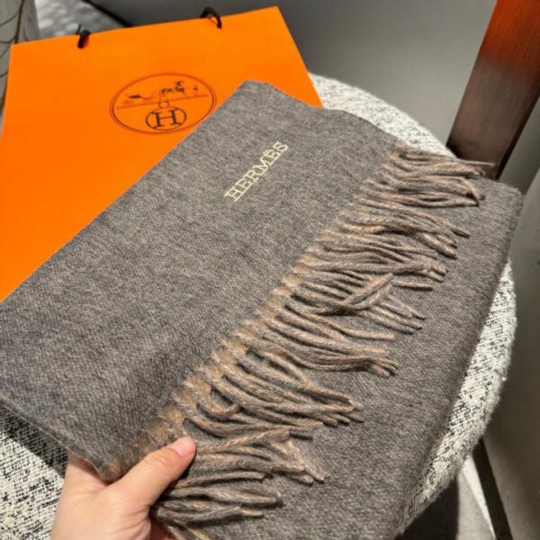 Scialle universale in cashmere double face da uomo e da donna della sfilata di moda di Parigi Hermès 2024