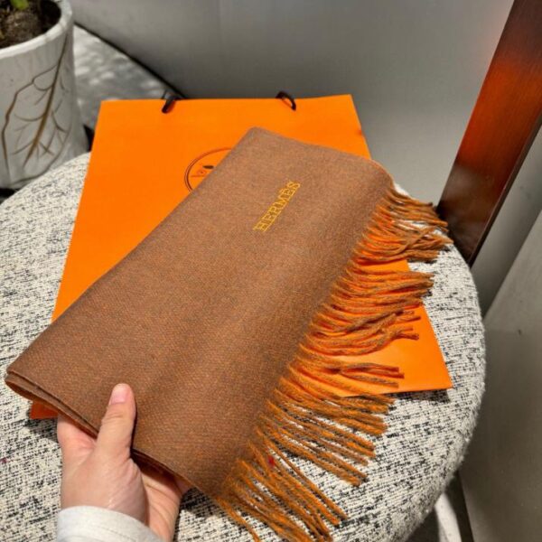 repliche,replica,perfette,siti di,affidabili,migliori siti,dove comprare,1:1,scarpe da ginnastica Scialle universale in cashmere double face da uomo e da donna della sfilata di moda di Parigi Hermès 2024