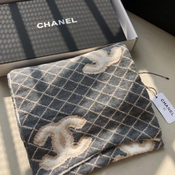 Il nuovo design del grande logo di Chanel è abbinato a una classica sciarpa cerosa ultra morbida a quadri con diamanti