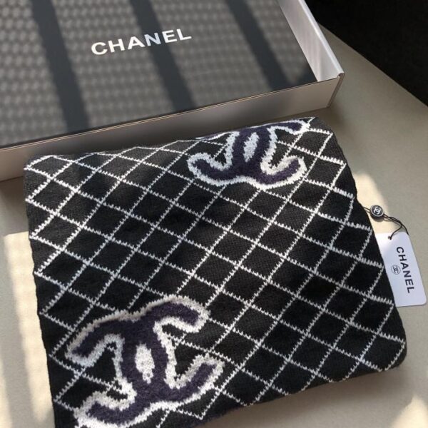 repliche,replica,perfette,siti di,affidabili,migliori siti,dove comprare,1:1,scarpe da ginnastica Il nuovo design del grande logo di Chanel è abbinato a una classica sciarpa cerosa ultra morbida a quadri con diamanti