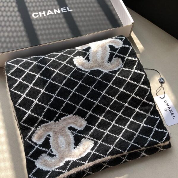 repliche,replica,perfette,siti di,affidabili,migliori siti,dove comprare,1:1,scarpe da ginnastica Il nuovo design del grande logo di Chanel è abbinato a una classica sciarpa cerosa ultra morbida a quadri con diamanti