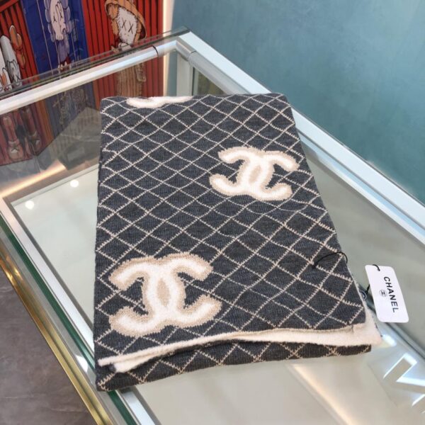 repliche,replica,perfette,siti di,affidabili,migliori siti,dove comprare,1:1,scarpe da ginnastica Il nuovo design del grande logo di Chanel è abbinato a una classica sciarpa cerosa ultra morbida a quadri con diamanti