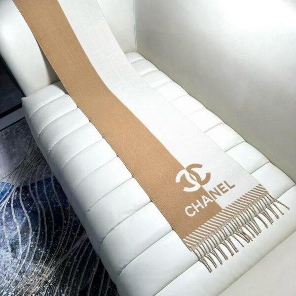 repliche,replica,perfette,siti di,affidabili,migliori siti,dove comprare,1:1,scarpe da ginnastica La nuova sciarpa jacquard con logo color block di Chanel
