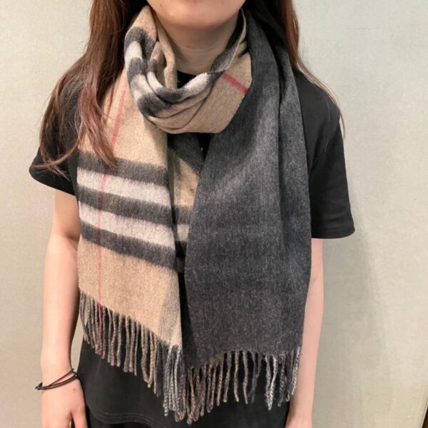 Sciarpa in peluche reversibile in agnello jacquard Burberry