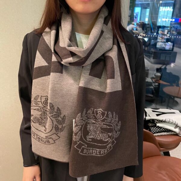 Burberry contro l'ultima sciarpa in cashmere di alta qualità
