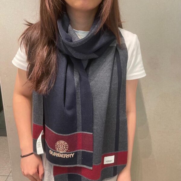 Burberry contro l'ultima sciarpa in cashmere di alta qualità