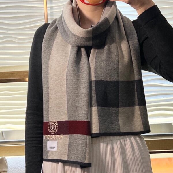 Burberry contro l'ultima sciarpa in cashmere di alta qualità