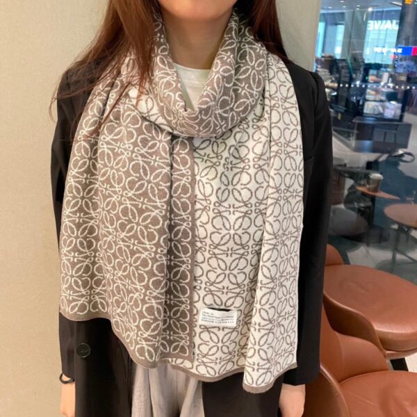 La nuova sciarpa lunga in maglia di cashmere di Loewe