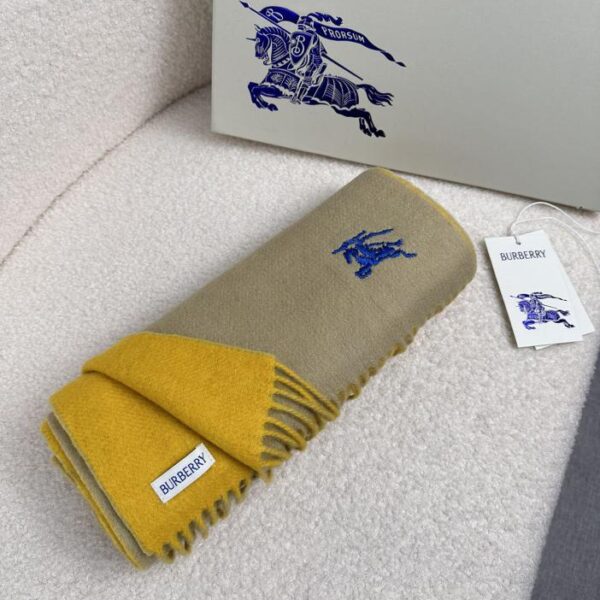 Nuova sciarpa Burberry in cashmere con curva double face ricamata