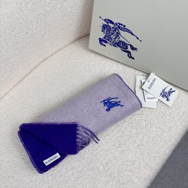 Nuova sciarpa Burberry in cashmere con curva double face ricamata