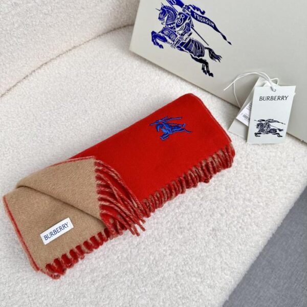 Nuova sciarpa Burberry in cashmere con curva double face ricamata