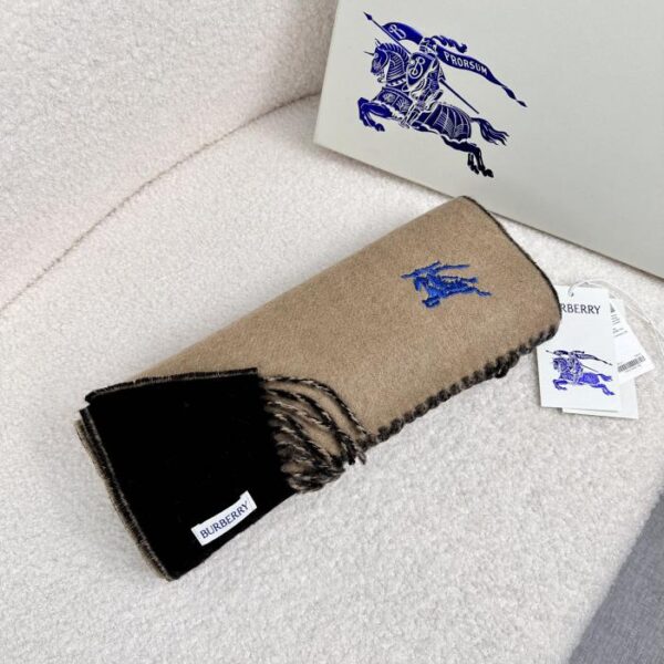Nuova sciarpa Burberry in cashmere con curva double face ricamata