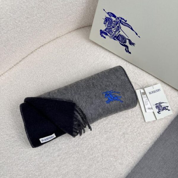 Nuova sciarpa Burberry in cashmere con curva double face ricamata